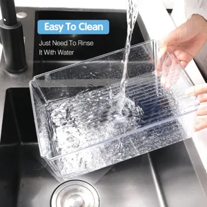 Gros plan détaillé d'une boîte de rangement transparente en plastique lavée dans l'évier.