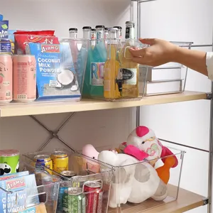 Boîte de rangement en plastique transparent en détail, idéale pour garde-manger et réfrigérateur.