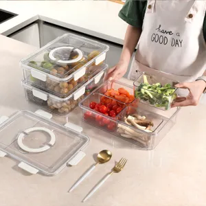 Conteneurs alimentaires transparents en plastique avec compartiments pour fruits et légumes.