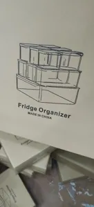 Detailansicht der transparenten Kühlschrank-Organizer Verpackung mit stapelbarem Design.