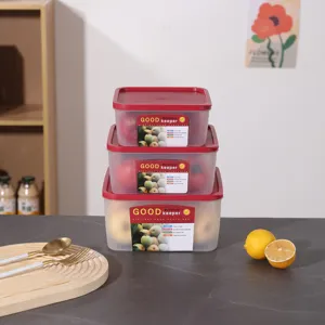 Set di contenitori ermetici per alimenti con coperchi rossi per organizzare il frigorifero.