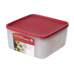 Contenitore per alimenti quadrato in plastica con coperchio rosso per conservare in frigo.