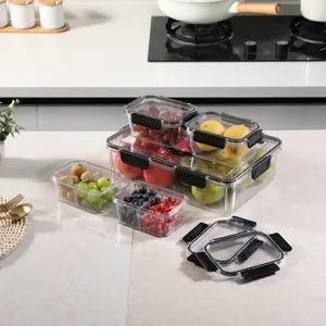 Ensemble de boîtes de conservation en plastique transparent avec des compartiments.