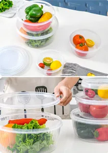 Vista dettagliata di contenitori alimentari rotondi in plastica per organizzare il frigorifero.