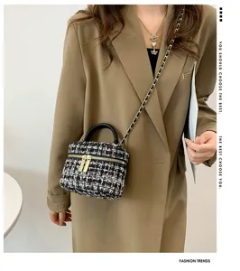 Zwarte en witte elegante tweed schoudertas met handvat en kettingriem voor dames