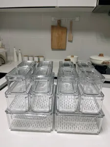 Set di contenitori trasparenti in plastica per frigorifero con scolapiatti per organizzazione.