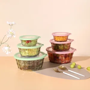 Round plastic salad bowls with airtight lids, clear food storage containers set for kitchen.