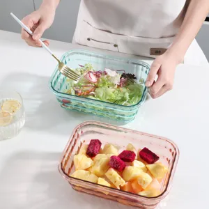 Vierkante plastic saladeschaal met deksel en vershouddoos voor het bewaren van fruit.