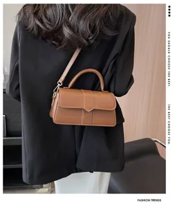 Modieuze bruine schoudertas voor dames, stijlvolle kleine vierkante tas met handvat en riem.