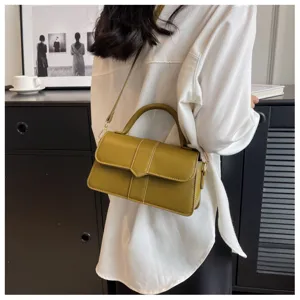 Stijlvolle olijfgroene schoudertas met handvat, perfect voor modieuze dagelijkse outfits.