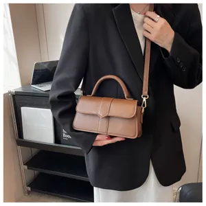 Chique bruine schoudertas voor dames, hippe kleine vierkante handtas met stijlvolle riem.