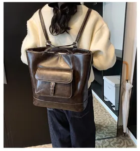Vista dettagliata di uno zaino e borsa tote convertibile in pelle PU marrone vintage.