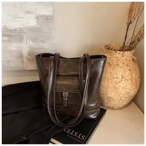 Borsa shopper in pelle marrone vintage con bretelle e tasca frontale per uso quotidiano elegante.