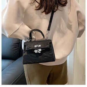 Bolso cruzado de cuero negro arrugado en detalle, accesorio de moda elegante y elegante.