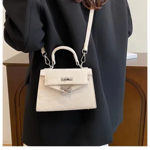 Elegante bolso de hombro blanco estructurado para mujer, diseño clásico con cierre elegante.