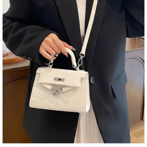 Bolso cruzado blanco elegante con diseño clásico, perfecto para la moda diaria.
