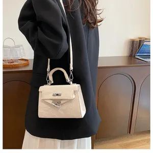 Vista detallada del bolso de hombro elegante para mujer con cierre de vuelta y textura.