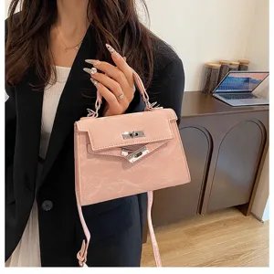 Bolso Kelly elegante de charol rosa para mujer, bolso de hombro bandolera chic.