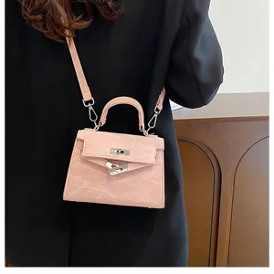 Vista detallada de bolso de hombro rosa estilo Kelly para mujer, elegante bolso de moda.