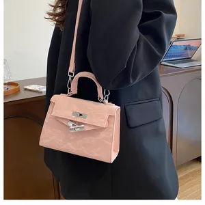 Bolso rosa estilo Kelly con asa y correa para mujer moda elegante vista de detalle chic.