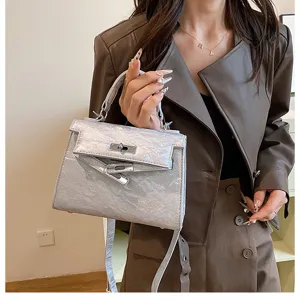 Mujer bolso plateado asa bandolera elegante bolso de hombro moda tendencia diseño elegante