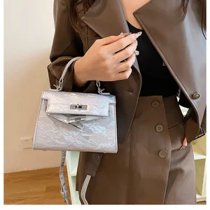 Elegante bolso de mano plateado con textura para mujer con asa corta y correa