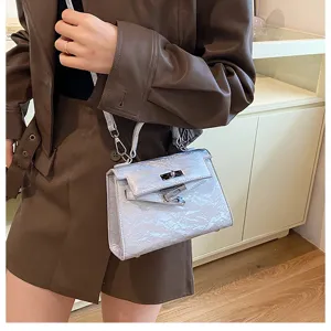 Elegante bolso cruzado Kelly arrugado plateado para mujer con cierre de metal.