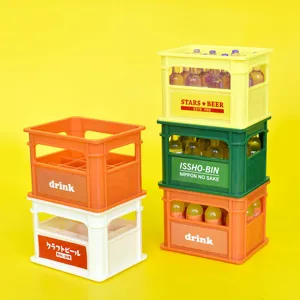 Set mit Miniatur-Bierkisten und Getränkekisten für Puppenhäuser mit winzigen Flaschen