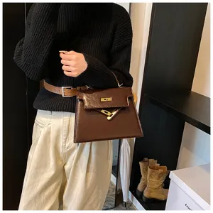 Vue détaillée du sac à main pour femme en cuir marron vernis avec quincaillerie dorée rétro