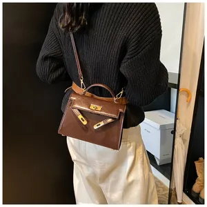 Sac à main bandoulière rétro femme hiver, design classique style quotidien mode chic.