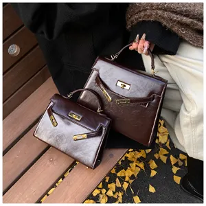 Vue détaillée de sacs à main rétro en cuir marron avec accessoires dorés d'automne.