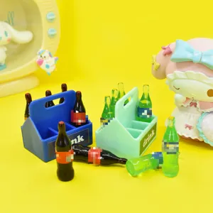 Vue détaillée de bouteilles de boissons miniatures et de paniers pour maison de poupée