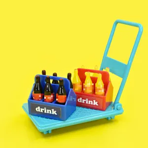 Détail de petites bouteilles de boissons miniatures en caisses sur chariot bleu