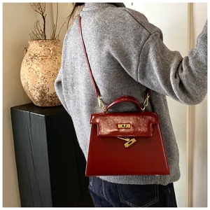 Sac à main femme en cuir vernis rouge vin rétro design classique bandoulière vue détaillée.