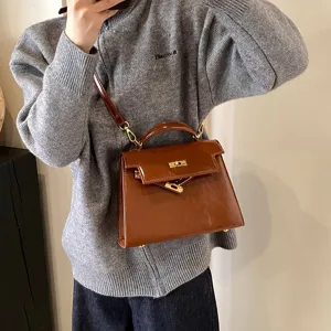 Sac à main bandoulière élégant en cuir verni marron pour femme look mode hiver rétro