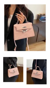 Vista detallada del elegante bolso Kelly de charol rosa con correa para el hombro.