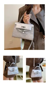 Vista detallada del bolso Kelly plateado texturizado con cerradura metálica elegante.