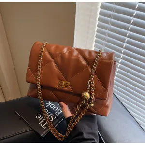 Bruine gewatteerde schoudertas met ketting voor dames, vintage casual tas voor dagelijks werk.