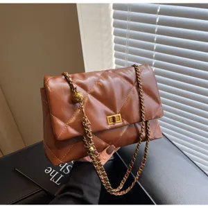 Vintage bruine gewatteerde schoudertas met ketting, stijlvolle casual crossbodytas voor dames.