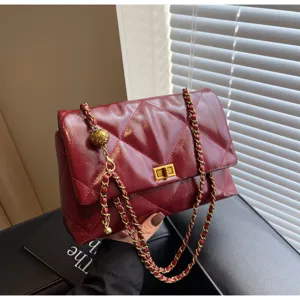 Gedetailleerd uitzicht van vintage gewatteerde schoudertas met metalen ketting en hardware.