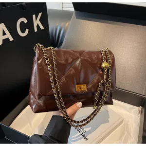 Bruine gewatteerde ketting schoudertas, vintage stijlige crossbody tas voor dagelijks gebruik.
