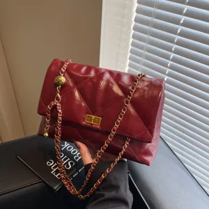 Vintage gewatteerde ketting schoudertas voor dames, stijlvolle rode PU lederen tas.