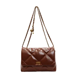 Vintage bruine gewatteerde ketting schoudertas voor dames, elegante commuter tas hoofdaanzicht.