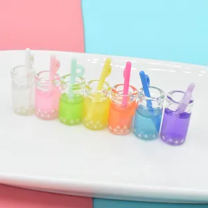 Detailliertes Set bunter Miniatur-Bubble-Tea-Flaschen für Puppenhäuser und DIY-Harzarbeiten