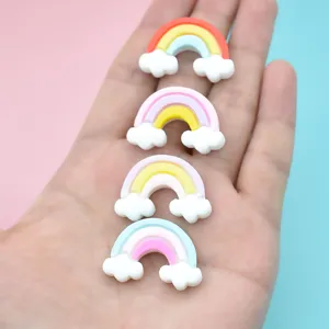 Detaillierte Nahaufnahme bunter Regenbogen- und Wolkenanhänger aus Harz für Bastelarbeiten