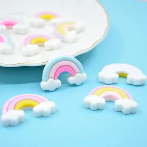 Nahaufnahme von pastellfarbenen Regenbogen-Wolken-Anhängern aus Harz für DIY-Handwerk