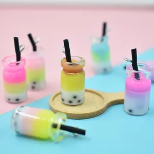 Detaillierte Nahaufnahme farbenfroher Miniatur-Boba-Milchtee-Anhänger aus Harz für Schmuck