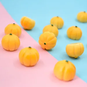 Gros plan détaillé de plusieurs citrouilles miniatures en résine pour bricolage et déco