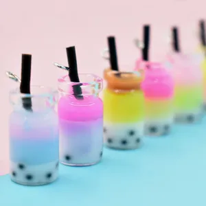 Nahaufnahme von bunten Miniatur-Resin-Bubble-Tea-Anhängern in Pastellfarben