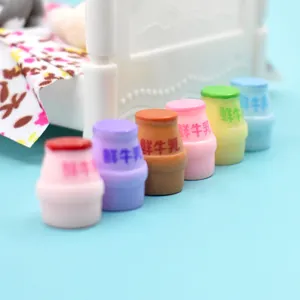 Vista dettagliata di mini bottiglie di latte colorate in resina per decorazioni fai-da-te